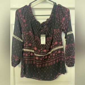 Floral design, long sleeve. Polyester material.